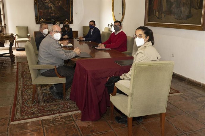 La delegada de Hacienda de la Diputación de Córdoba, Felisa Cañete (al fondo), en la reunión sobre cajeros automáticos.