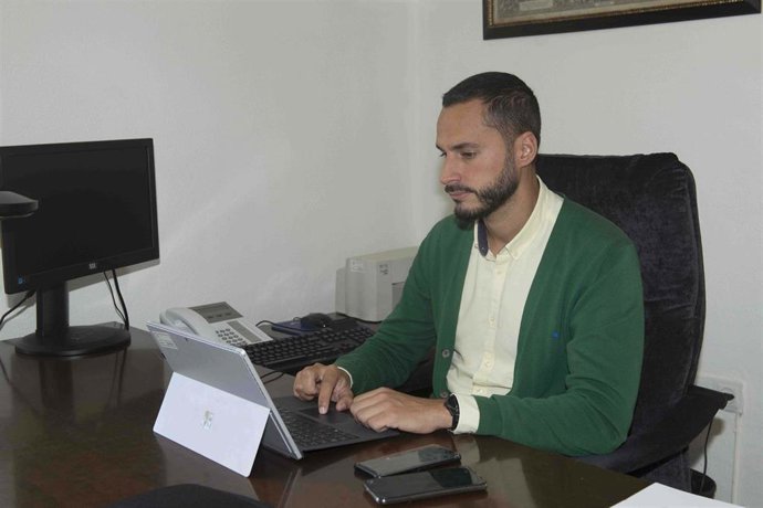 Videoconferencia del vicepresidente segundo y diputado de Transición Ecológicay Desarrollo Urbano Sostenible de la Diputación de Cádiz, Mario Fernández, con la empresa de la Universidad de Sevilla INNOECO.
