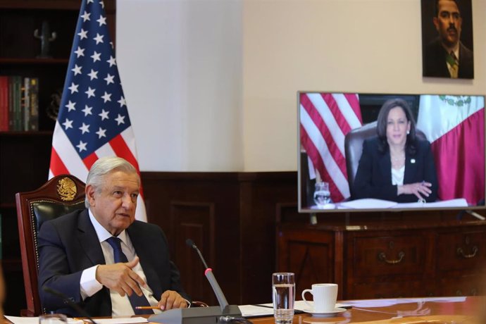 El presidente de México, Andrés Manuel López Obrador, durante su reunión virtual con la vicepresidenta de Estados Unidos, Kamala Harris. 