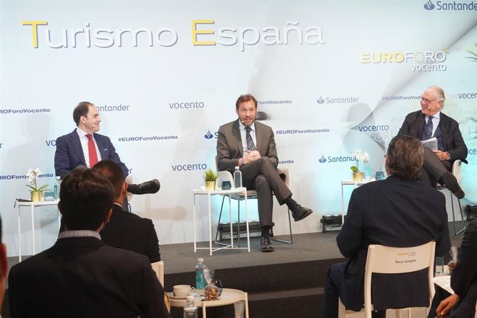 El alcalde de Valladolid, en el centro, en el Euroforo sobre turismo celebrado en Madrid