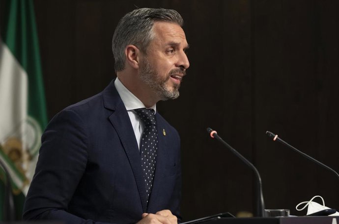 El consejero de Hacienda, Juan Bravo, durante la rueda de prensa posterior a la reunión del Consejo de Gobierno de la Junta de Andalucía, a 11 de mayo de 2021, Sevilla (Andalucía, España).E