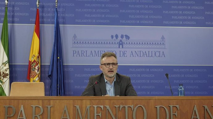 El portavoz parlamentario del PSOE-A, José Fiscal, en rueda de prensa.