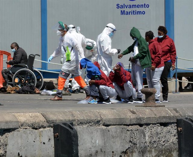 Archivo - Personal de Salvamar Alpheratz atienden a migrantes procedentes de una patera en el Puerto de los Cristianos, en Tenerife.
