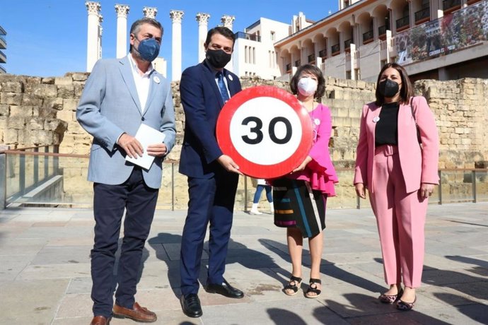 El alcalde de Córdoba, José María Bellido; la subdelegada del Gobierno en la provincia, Rafaela Valenzuela; el delegado de Movilidad, Miguel Ángel Torrico, y la directora provincial de Tráfico, Piedad Sánchez.