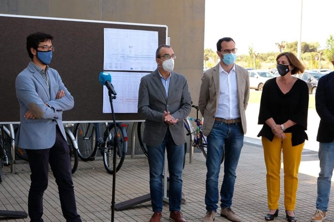El conseller Yllanes presenta el proyecto de cubierta solar en el aparcemiento del Hospital Mateu Orfila.