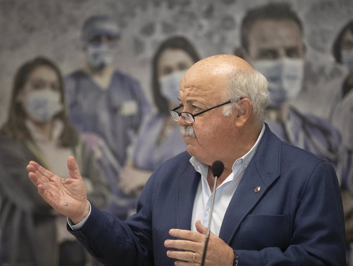 Archivo - El consejero de Salud y Familias, Jesús Aguirre (c), durante la presentación de los proyectos de inversión pública para la mejora asistencial y modernización del Hospital Universitario Virgen Macarena. En Sevilla (Andalucía, España), a 23 de e