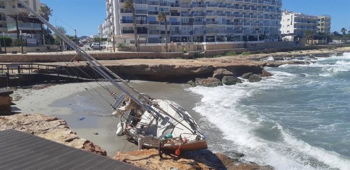 Velero varado en la playa de Sant Antoni por el temporal.