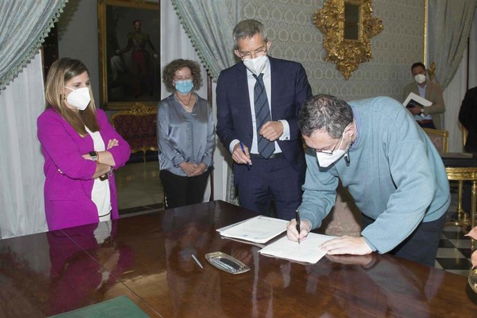 Acto de firma del acuerdo suscrito entre Diputación de Cádiz, con la presidenta Irene García, y de la Orden de San Agustín, con Jesús Baños y Vicente Domingo Canet.