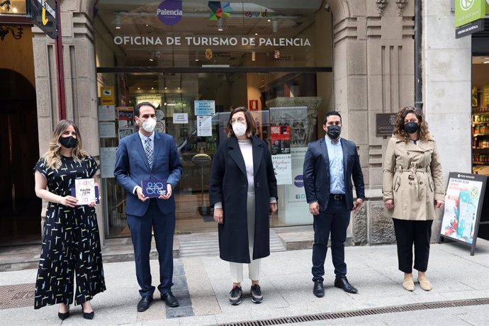 Representantes de Diputación y Ayuntamiento presentan la oferta de Palencia en Fitur.