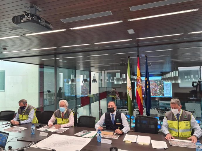 El delegado del Gobierno de la Junta en Sevilla participa en un simulacro de accidente aéreo