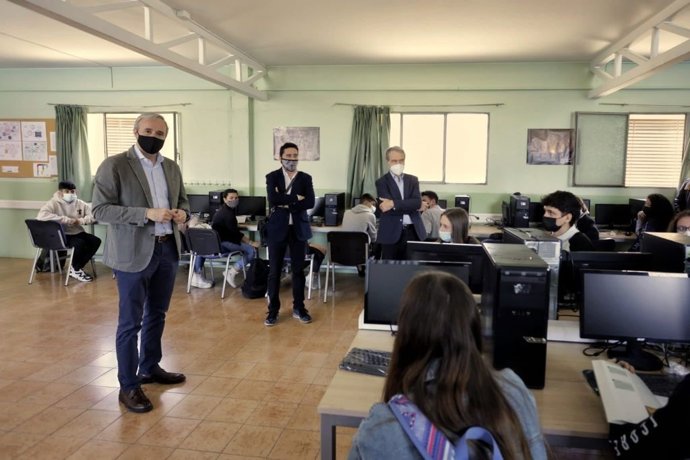 El alcalde de Zaragoza, Jorge Azcón, visita el Colegio Santo Domingo de Silos de Zaragoza.