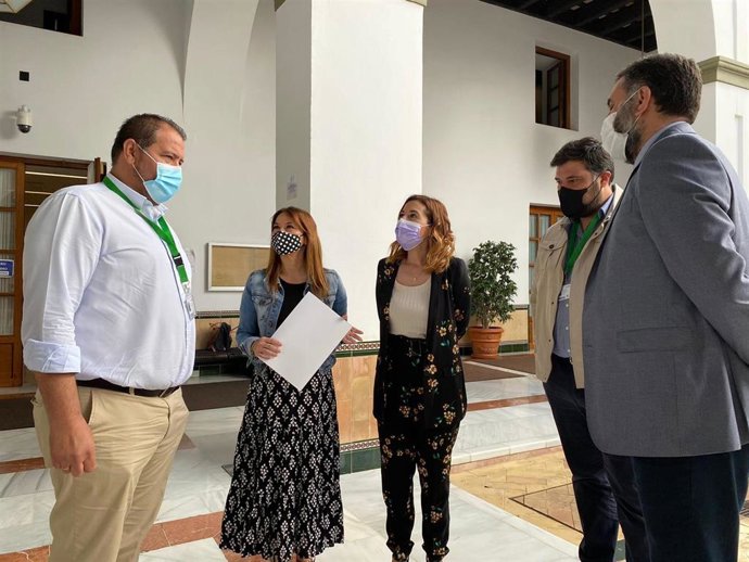 La secretaria general del PSOE de Sevilla, Verónica Pérez, junto al alcalde de Brenes, Jorge Barrera