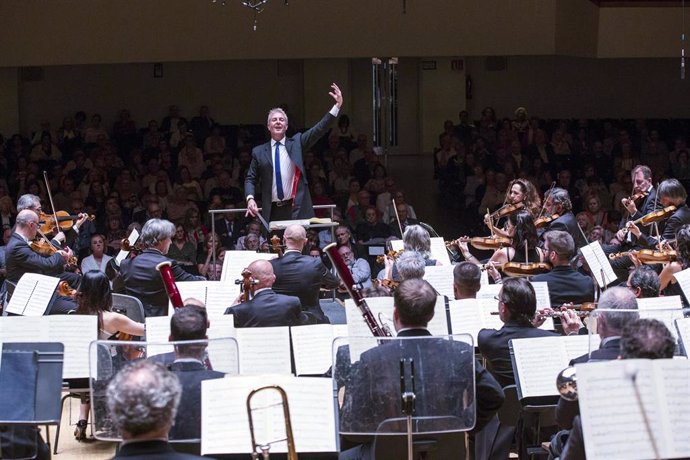 Archivo - Alexander Liebreich dirige a la Orquesta de Valncia