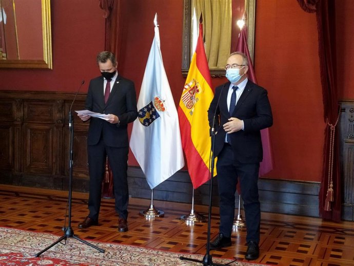 El delegado del Gobierno en Galicia, José Miñones, y el alcalde de Santiago, Xosé Sánchez Bugallo, hacen declaraciones en el Ayuntamiento de Santiago tras mantener un encuentro