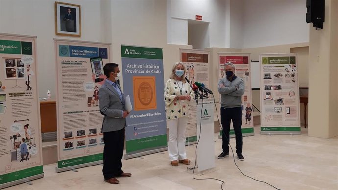 Presentación de la nueva campaña de difusión del Archivo Histórico Provincial a cargo de la delegada territorial de Cultura y Patrimonio Histórico de la Junta en Cádiz, Mercedes Colombo, y del director del Archivo Histórico Provincial, Santiago Saborido.