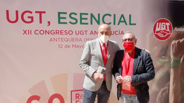 El precandidato a las primarias del PSOE-A Luis Ángel Hierro, en el 12º Congreso de UGT-A junto con el secretario general de FESP UGT Jaén, Toni Gil.
