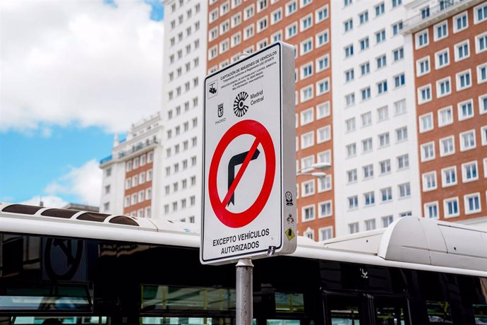 Una señal indicativa de Madrid Central en una vía de la capital