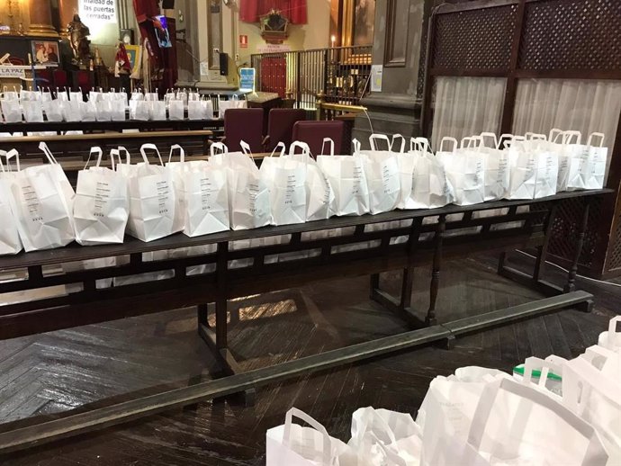 Bolsas con comida para repartir entre personas vulnerables en la Iglesia de San Antón.