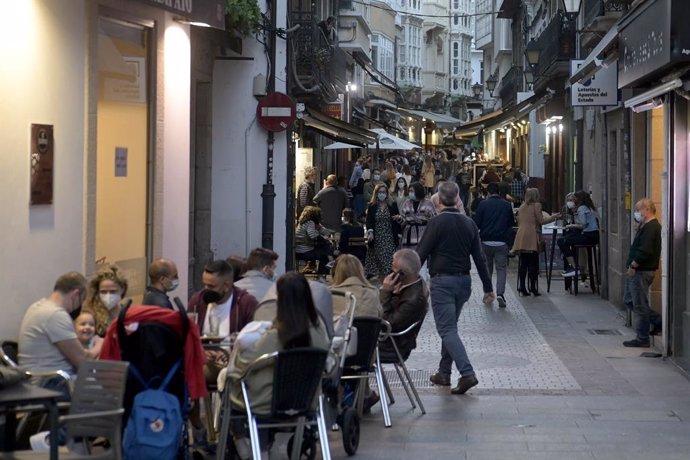 Terrazas de bares de A Coruña el mismo día en que entran en vigor nuevas medidas en la hostelería gallega, a 8 de mayo de 2021, en A Coruña, Galicia, (España). Tras el fin del estado de alarma, a partir de las 00.00 del día 9 de mayo, en Galicia las caf