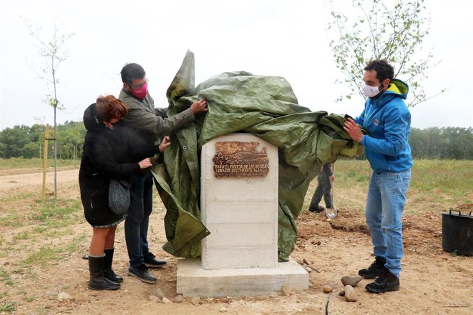 María Sánchez y Alberto Bustos (izquierda) descubren junto a Olmo Ercilla (derecha) la placa de homenaje a Ignacio Bustamante en el 'Bosque de Santa Ana'.