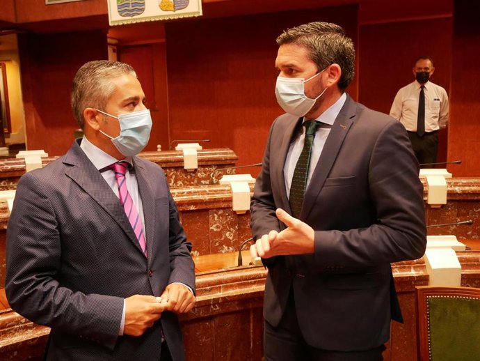 Jesús Cano, con el consejero en la Asamblea