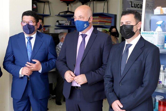 El presidente de la Diputación de Córdoba, Antonio Ruiz (centro), en el homenaje a la empresa Lucas Rojas.