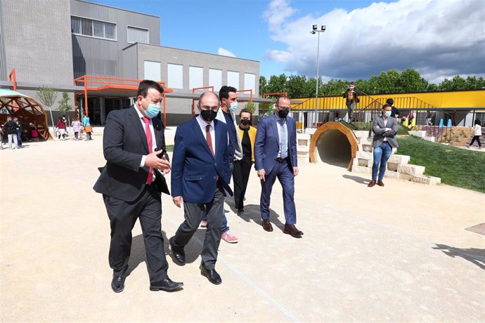 El presidente de Aragón, Javier Lambán, en su visita al CEIP 'Odón de Buen'.