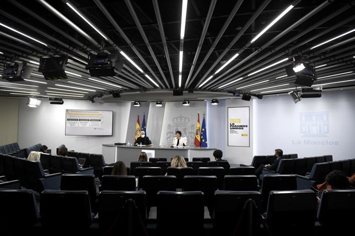 La ministra de Educación y Formación Profesional, Isabel Celaá (d), y el ministro de Universidades, Manuel Castells (i), durante una rueda de prensa en el Palacio de la Moncloa, a 12 de mayo de 2021 en Madrid (España). Los titulares de Educación y de Un