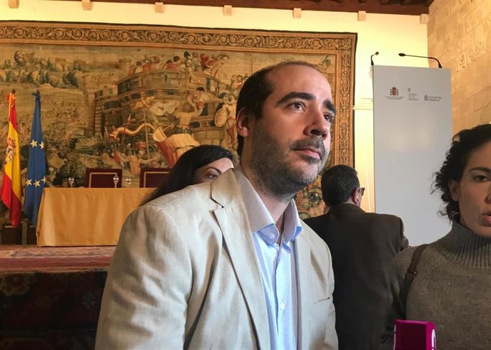 Archivo - El portavoz de Unidas Podemos en el Parlament, Alejandro López, en declaraciones a los medios