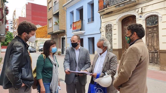 El vicepresidente segundo, Rubén Martínez Dalmau, y la concejala de Vivienda, Isabel Lozano, visitan la rehabilitación de viviendas en el Cabanyal