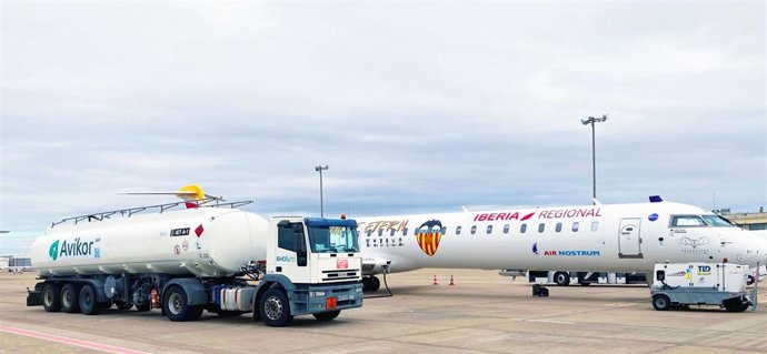 Repostaje de un avión de Air Nostrum