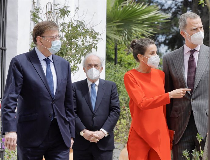 (I-D) El presidente de la Comunidad Valenciana, Ximo Puig; el director de la RAE Santiago Muñoz Machado; la Reina Letizia y el Rey Felipe VI  a su llegada a la entrega del Premio Miguel de Cervantes 2020 al poeta Francisco Brines en la casa del autor, a