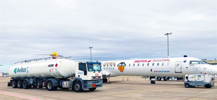 Repostaje de un avión de Air Nostrum