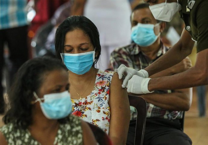 Una mujer recibe la vacuna rusa Sputnik V contra COVID-19 en un centro en Colombo. 