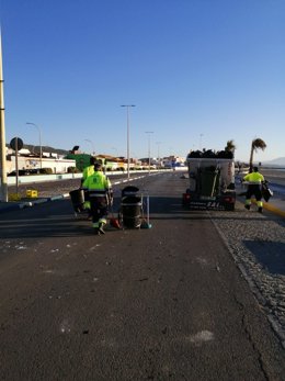 Operarios de limpieza en La Línea