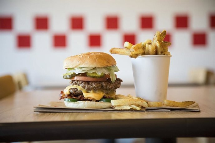 Archivo - Hamburguesa de Five Guys