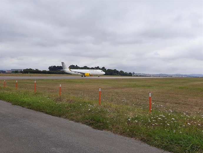 Avión en la pista del aeropuerto Seve Ballesteros preparándose para despegar
