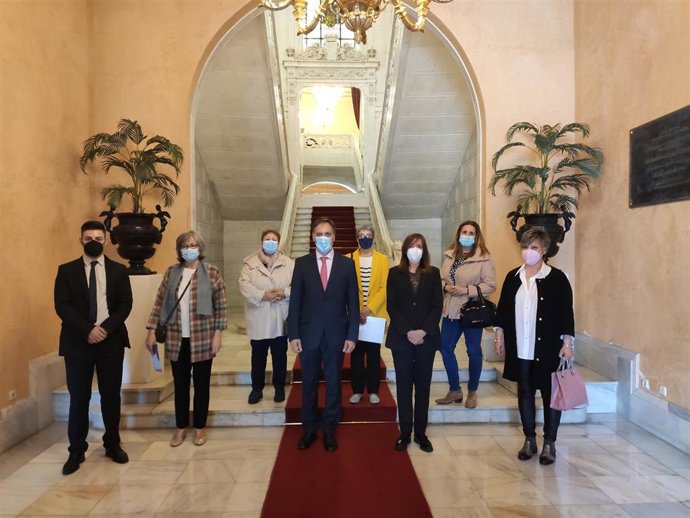 El alcalde, en el centro.