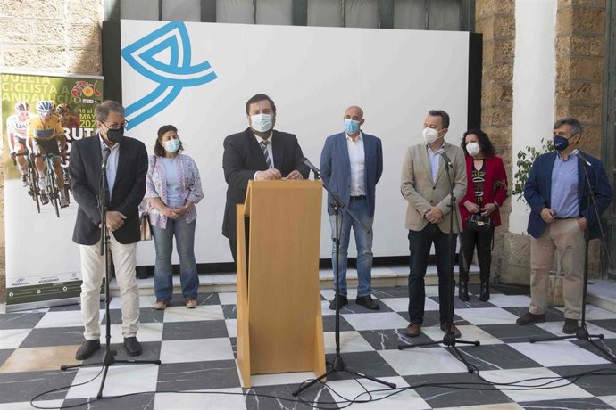 Presentación de la etapa gaditana de la 67 edición de la Vuelta Ciclista a Andalucía a cargo del diputado de Deportes, Jaime Armario.