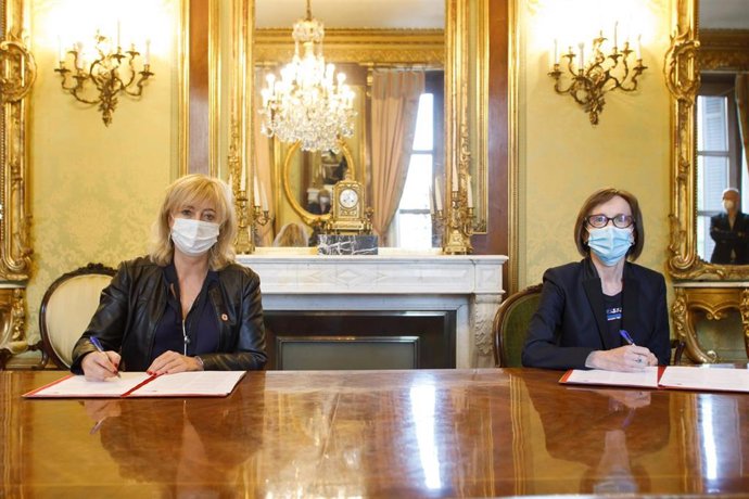 La consejera de Relaciones Ciudadanas, Ana Ollo, y la presidenta de Eusko Ikaskuntza, Ana Urkiza, en la firma del convenio