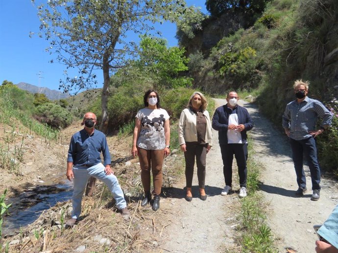 La delegada de Agricultura, Ganadería y Pesca de la Junta en Granada, María José Martín, ha visitado las actuaciones de restauración vegetal Del río Jate en el término municipal de Almuñécar (Granada).