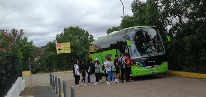 Un autocar, en el aparcamiento del Parque Minero. Una imagen que no se veía desde hace 427 días.