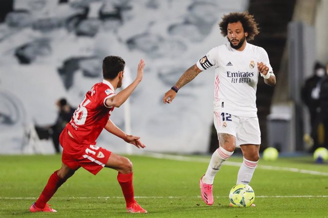 09 May 2021, Spain, Madrid: Real Madrid's Marcelo (R) and Sevilla 's Jesus Navas battle for the ball during the Spanish Primera Division soccer match between Real Madrid and Sevilla FC at Estadio Alfredo Di Stefano. Photo: -/DAX via ZUMA Wire/dpa
