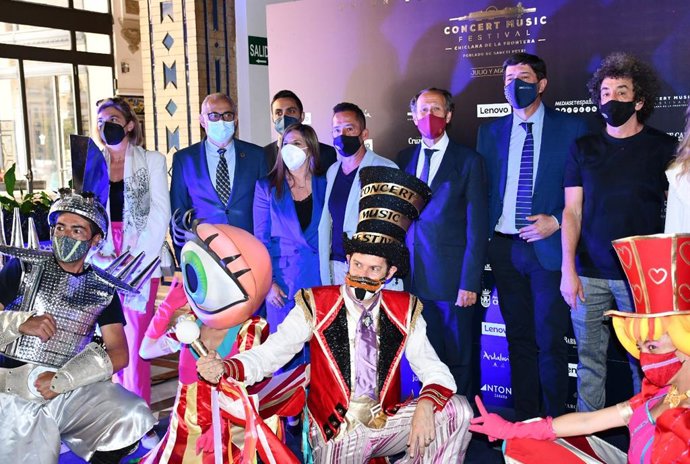 Acto de presentación del Concert Music Festival a cargo de la presidenta de Diputación de Cádiz, Irene García, el vicepresidente de la Junta, Juan Marín, el alcalde de Chiclana, José María Román, y representantes de la empresa organizadora.