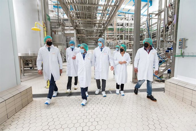 El presidente de Cantabria, Miguel Ángel Revilla, y el consejero de Desarrollo Rural, Ganadería, Pesca, Alimentación y Medio Ambiente, Guillermo Blanco, realizan una visita a la fábrica de Andros en La Serna de Iguña