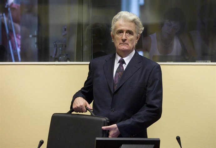Archivo - Radovan Karadzic comparece ante el tribunal en julio de 2008