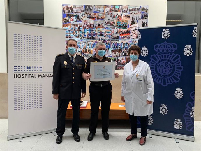 La Policía Nacional entrega su reconocimiento a la seguridad privada en el Hospital de Manacor.