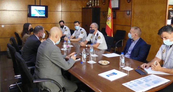 El director de la Agencia Europea de la Guardia de Fronteras y Costas, Fabrice Leggeri, con el jefe Superior de Policía de Canarias, Rafael Martínez, y otros mandos