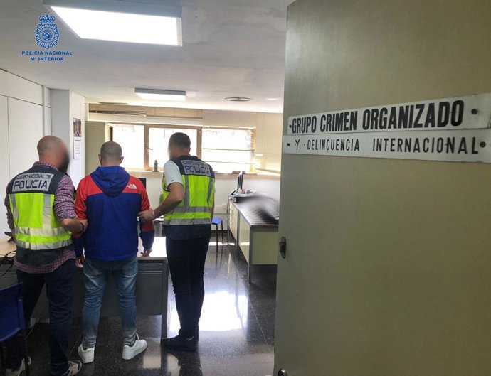 Agentes de la Policía Nacional con uno de los detenidos del presunto grupo especializado en robos de relojes.