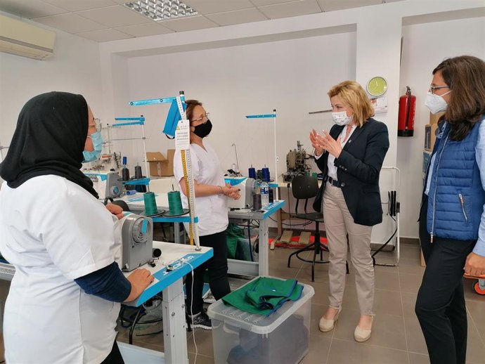La delegada territorial de Empleo, Formación, y Trabajo Autónomo,  Carmen Sánchez, visita Iriss, una cooperativa textil ubicada en el barrio malagueño de Palma-Palmilla